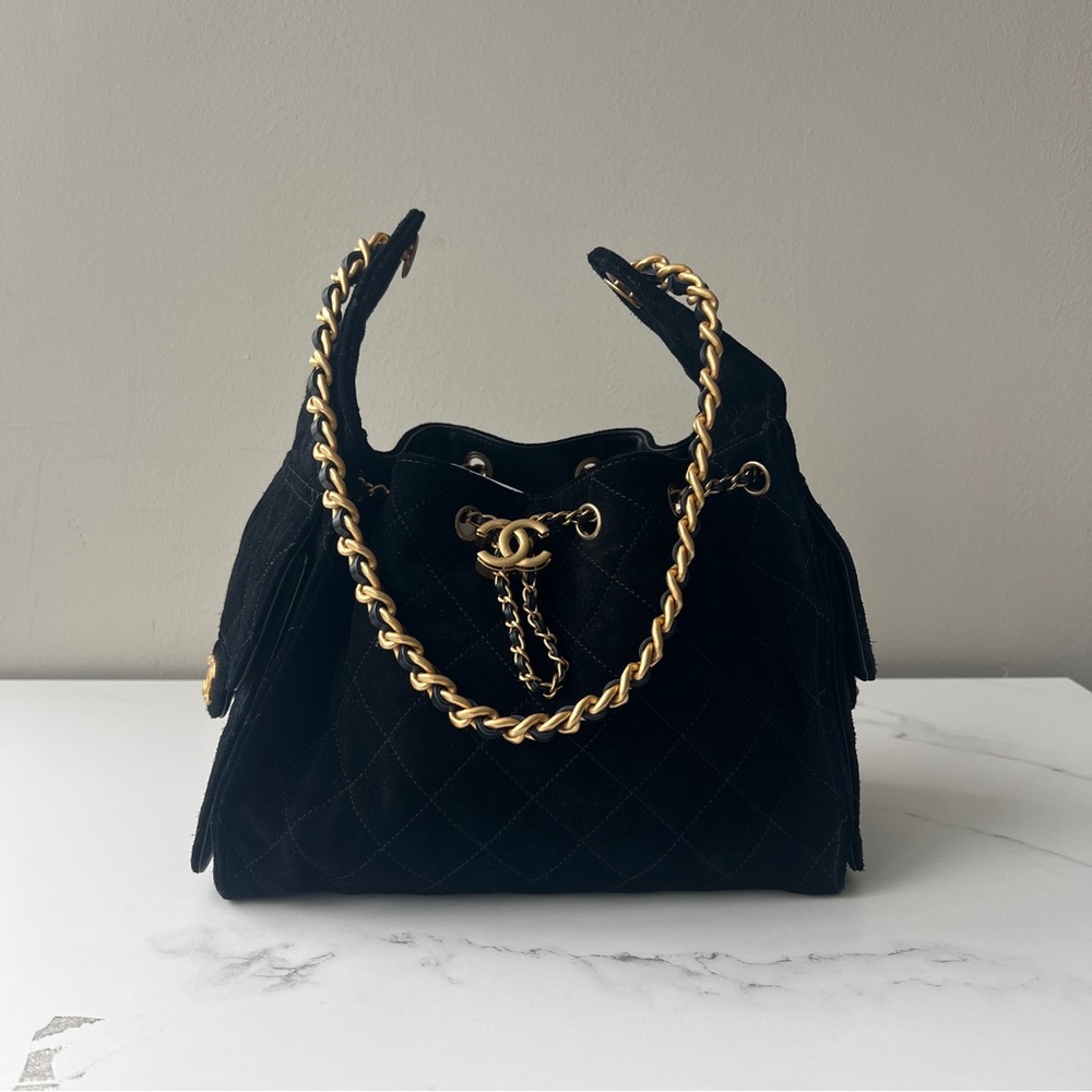 Elegant Black Quilted Handbag with Gold Chain